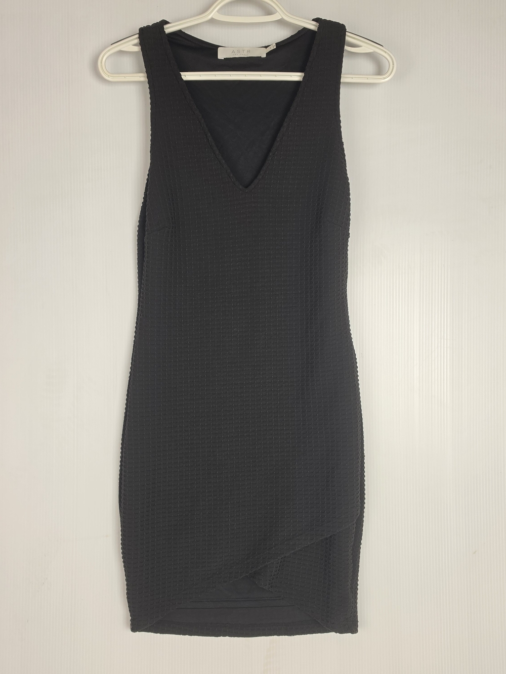 Astr Black Textured V-Neck Sleeveless Sheath Dress